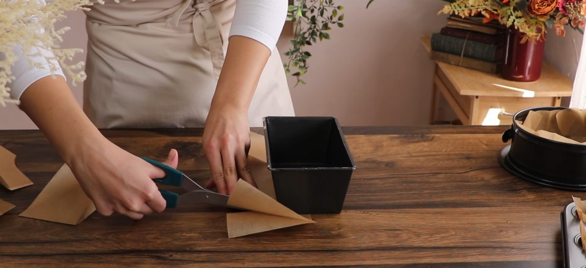 žena strihá papier na pečenie