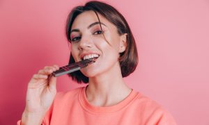 žena konzumuje čokoládu, s ktorou sa dá starnúť pomalšie
