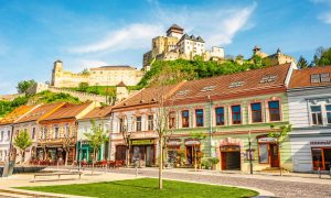 pohľad na slovenské mesto Trenčín, hrad a centrum