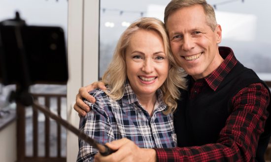 partnerské vtipy zabávajú muža a ženu