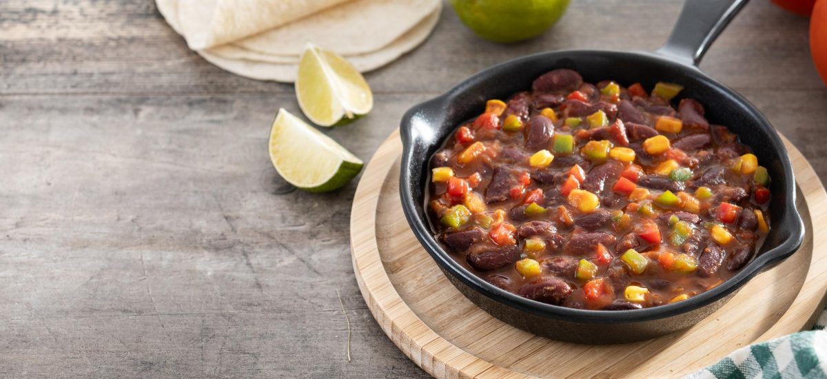horúce aromatické vegetariánske chilli v panvičke
