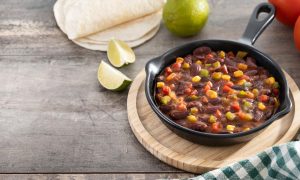horúce aromatické vegetariánske chilli v panvičke