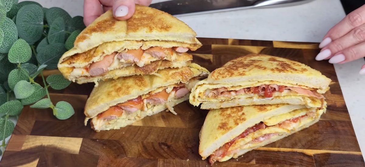 opečené a prekrojené sýte toasty