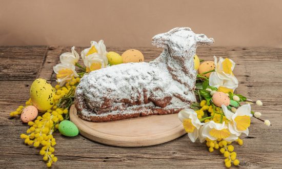 upečený voňavý tvarohový baranček posypaný cukrom