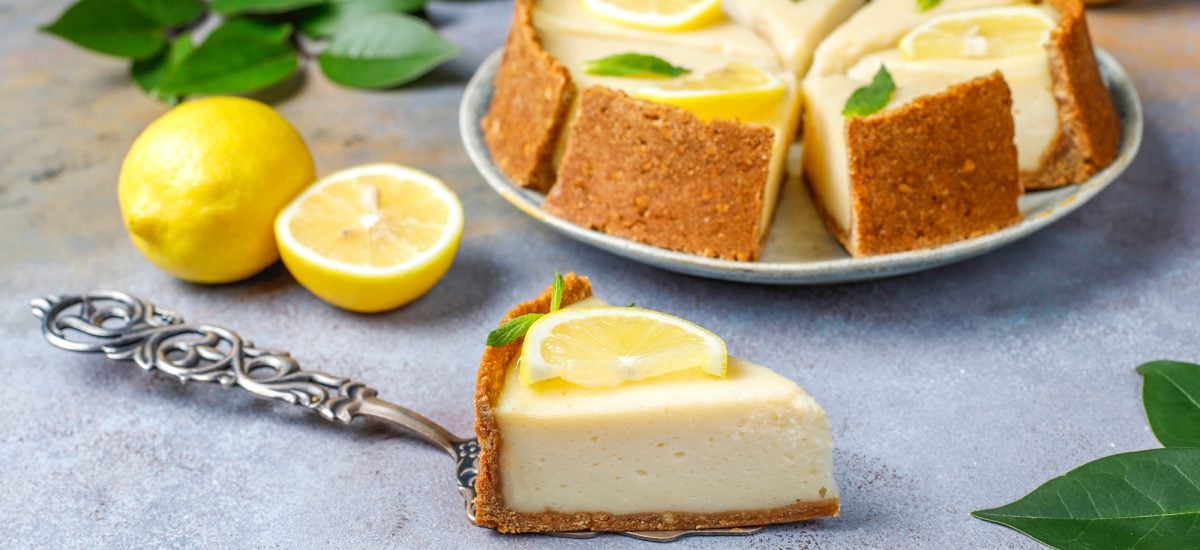 svieži citrónový cheesecake nakrájaný na porcie
