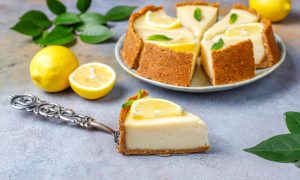 svieži citrónový cheesecake nakrájaný na porcie