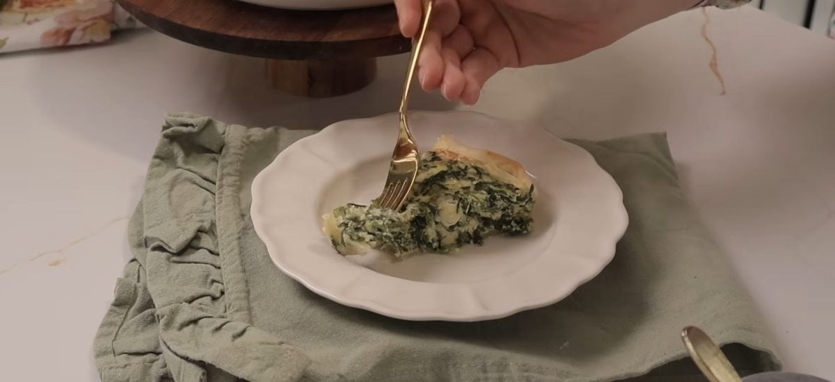 odkrojený jednoduchý špenátový quiche na tanieri