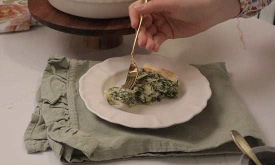 odkrojený jednoduchý špenátový quiche na tanieri