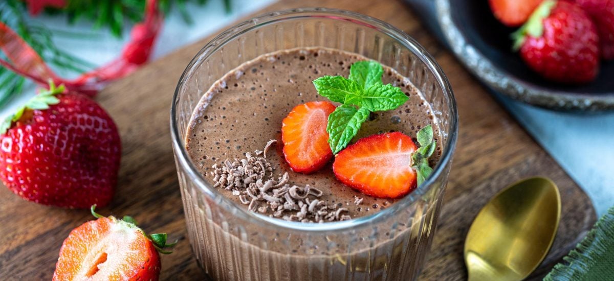 najrýchlejší kakaový dezert mousse v miske ozdobený jahodami