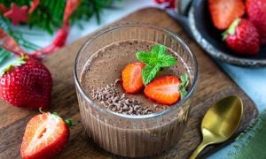 najrýchlejší kakaový dezert mousse v miske ozdobený jahodami