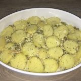 Gratinované zemiaky s údeným syrom a hráškom