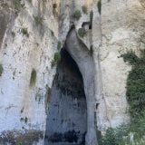 Orecchio di Dioniso - Dionýzovo ucho je obrovská jaskyňa pod Teatro Greco, kde Dionýz väznil 8000 aténskych zajatcov. Má vynikajúcu akustiku. Dokáže zosilniť zvuk až 16-krát. (Zdroj: plnielanu.sk/minako)