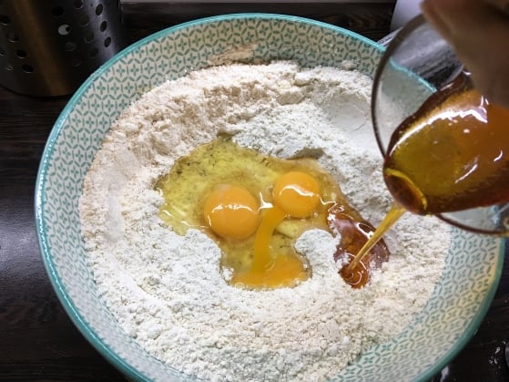 Orechové medovníky - do misky so sypkými surovinami pridáme vajcia a zohriaty med