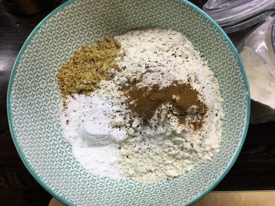 Orechové medovníky - sypké suroviny v miske