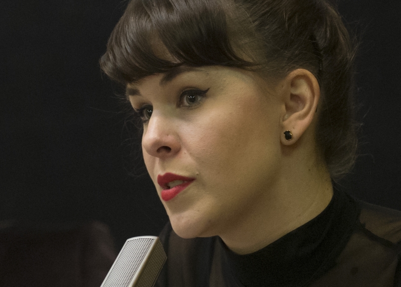 Herečka Kristína Farkašová počas diskusie "Zrušme Mečiarove amnestie, osloboďme spravodlivosť" v Národnej rade SR (marec 2017)