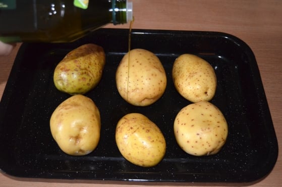 Pečené zemiaky jednoducho a rýchlo naplníte tým, čo vám práve zostáva v chladničke.