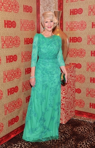 Pri dlhej zelenej róbe stavila Helen Mirren na výraznú farbu v kombinácii s decentným výstrihom
